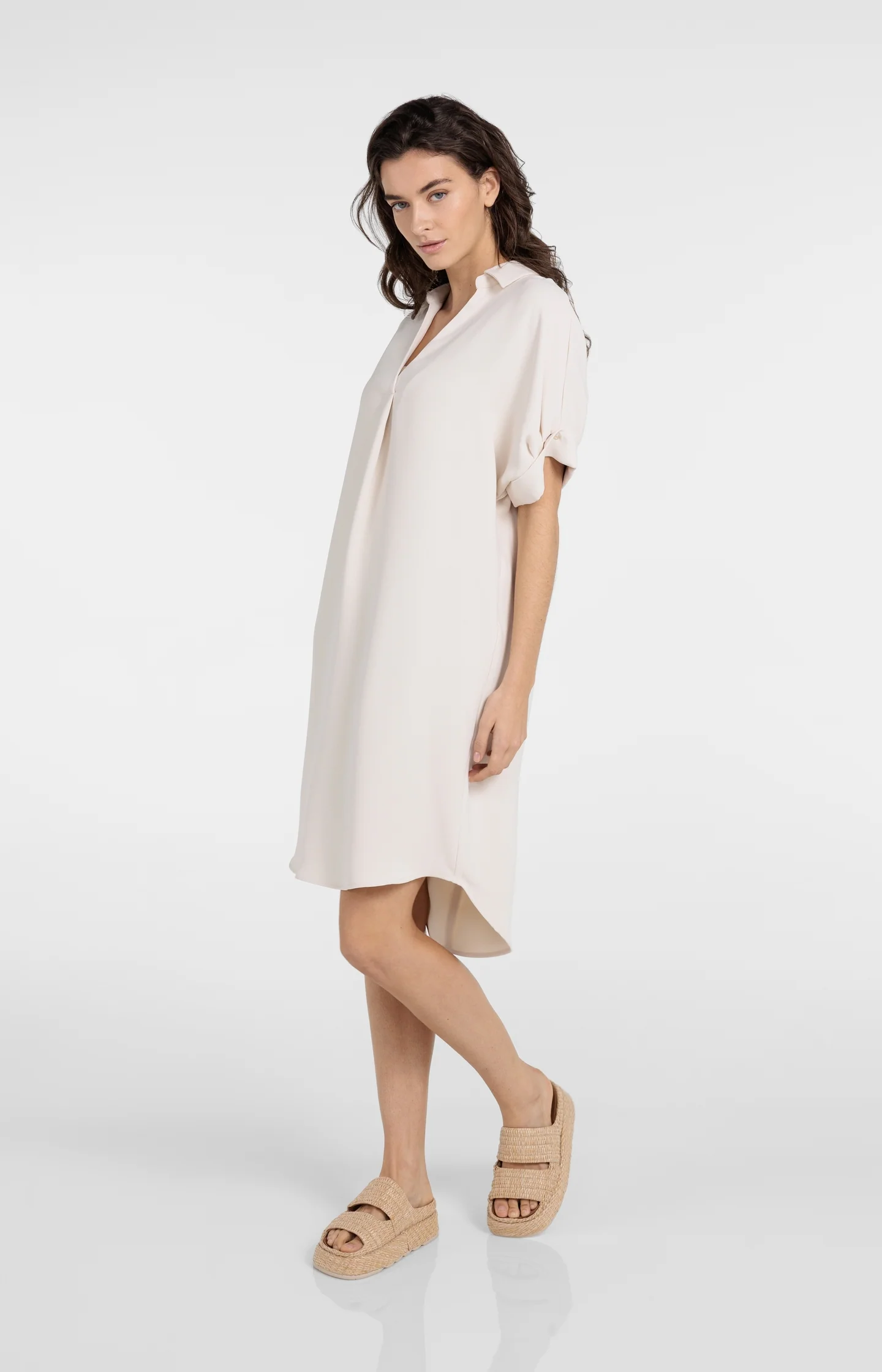 V-neck dress with pleated sleeves and loose fit - Image 5