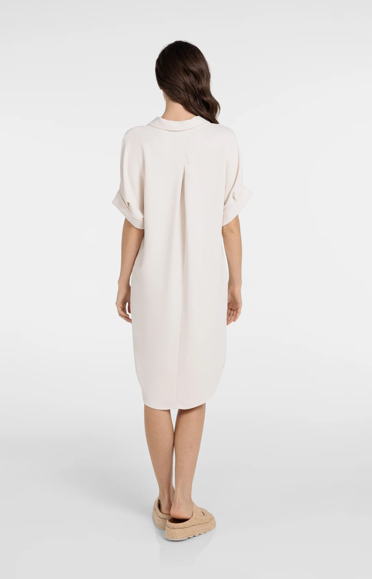 V-neck dress with pleated sleeves and loose fit - Image 6