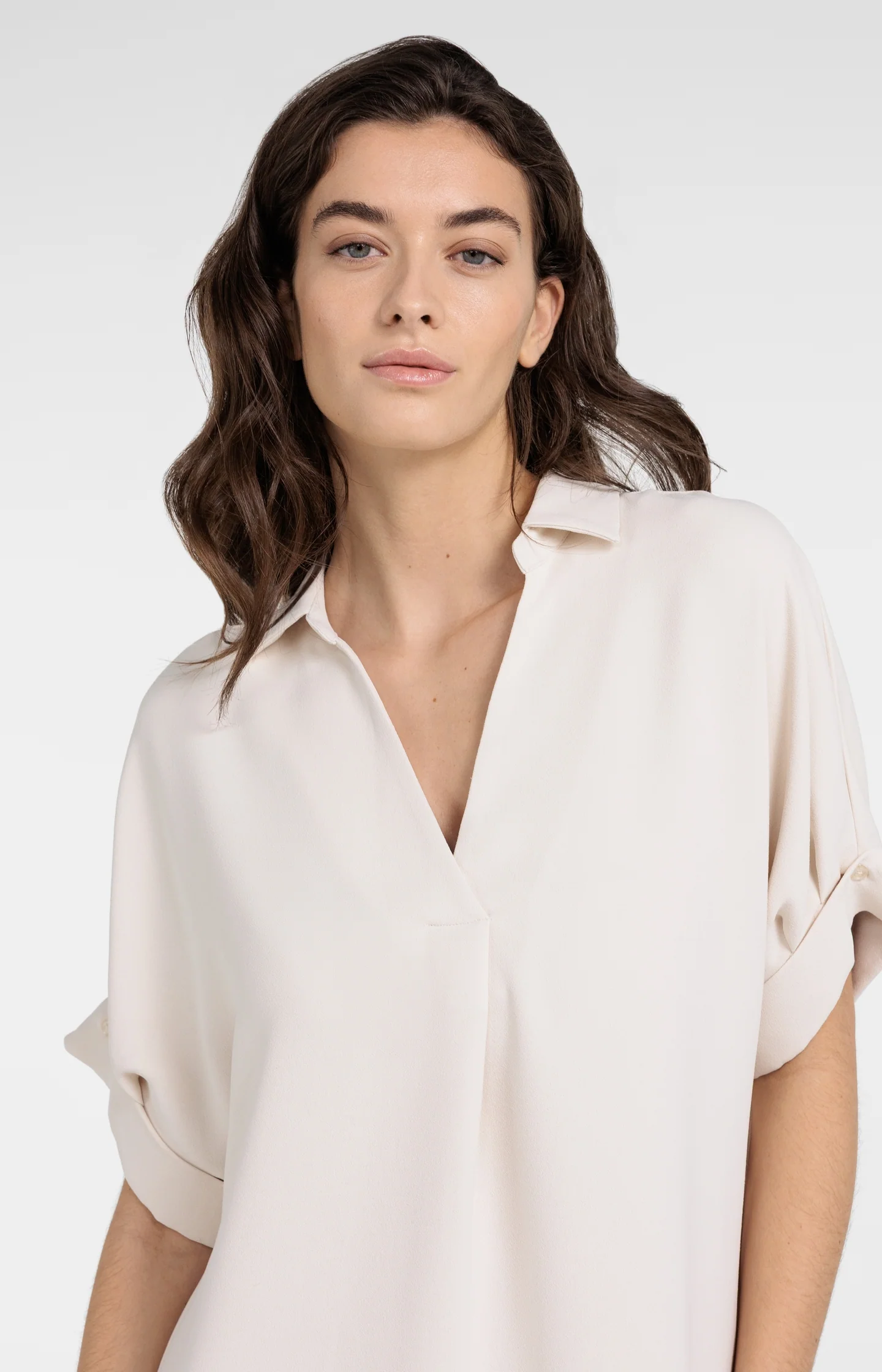 V-neck dress with pleated sleeves and loose fit - Image 7