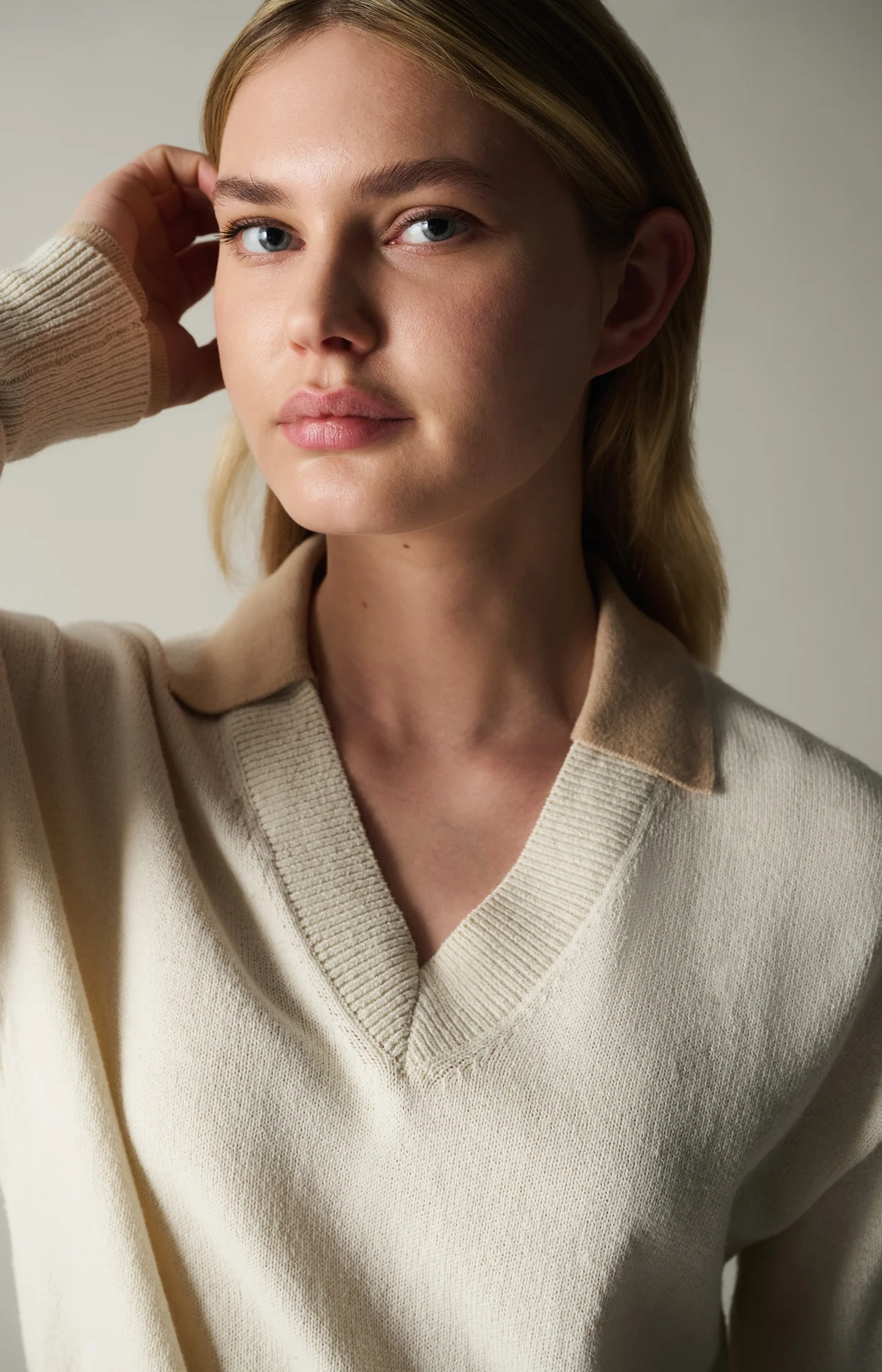 V-neck sweater with long sleeves and contrasting collar - Image 3