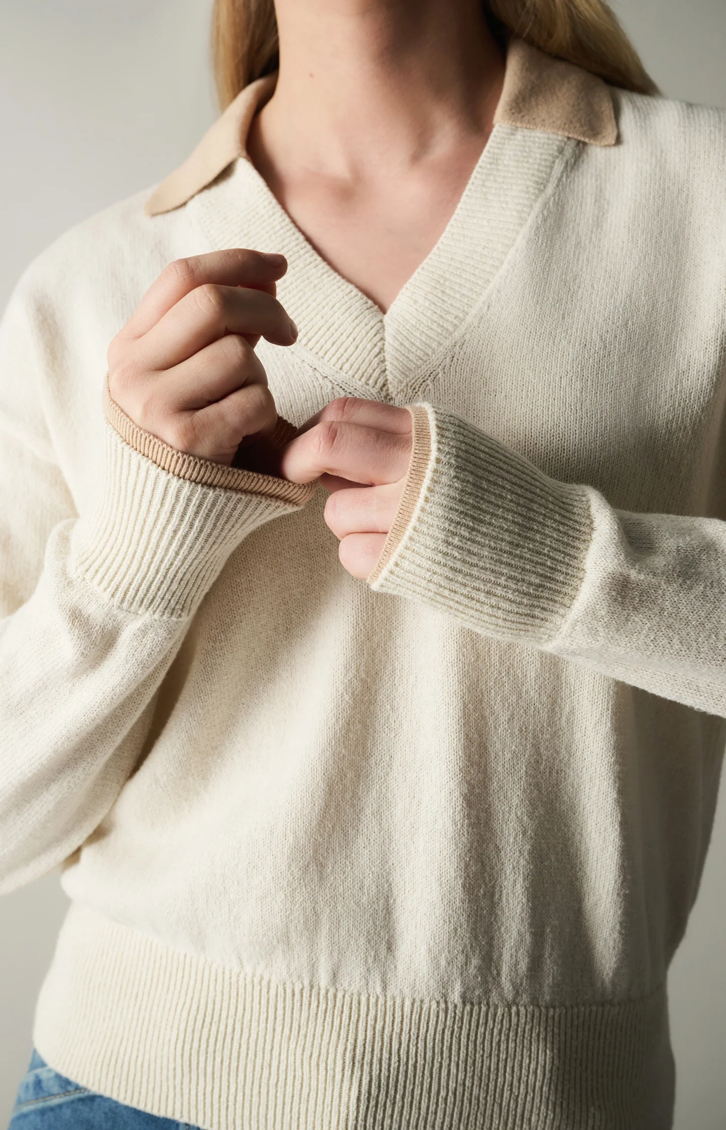 V-neck sweater with long sleeves and contrasting collar - Image 4