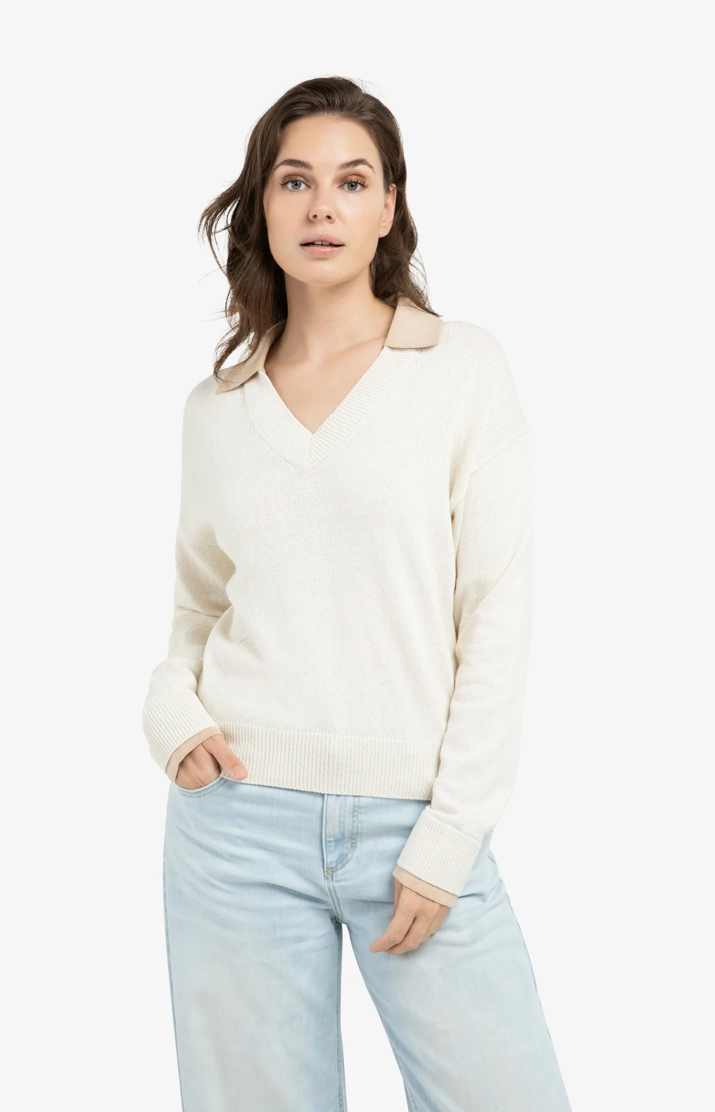 V-neck sweater with long sleeves and contrasting collar - Image 5
