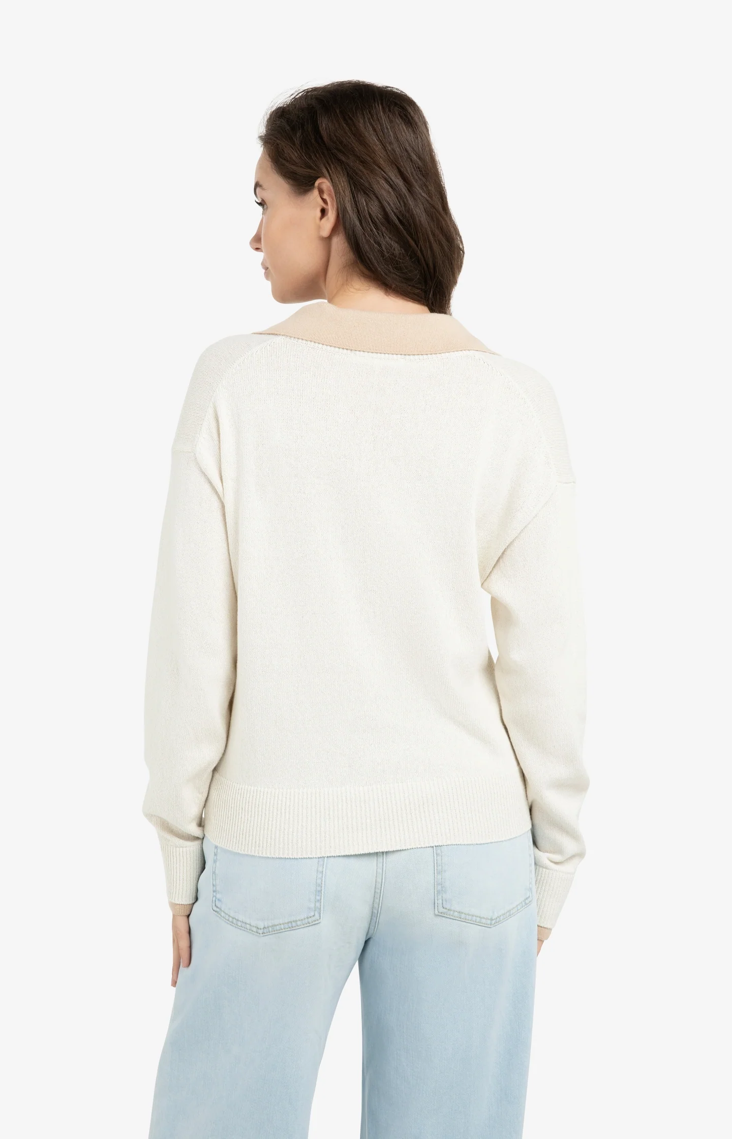 V-neck sweater with long sleeves and contrasting collar - Image 6