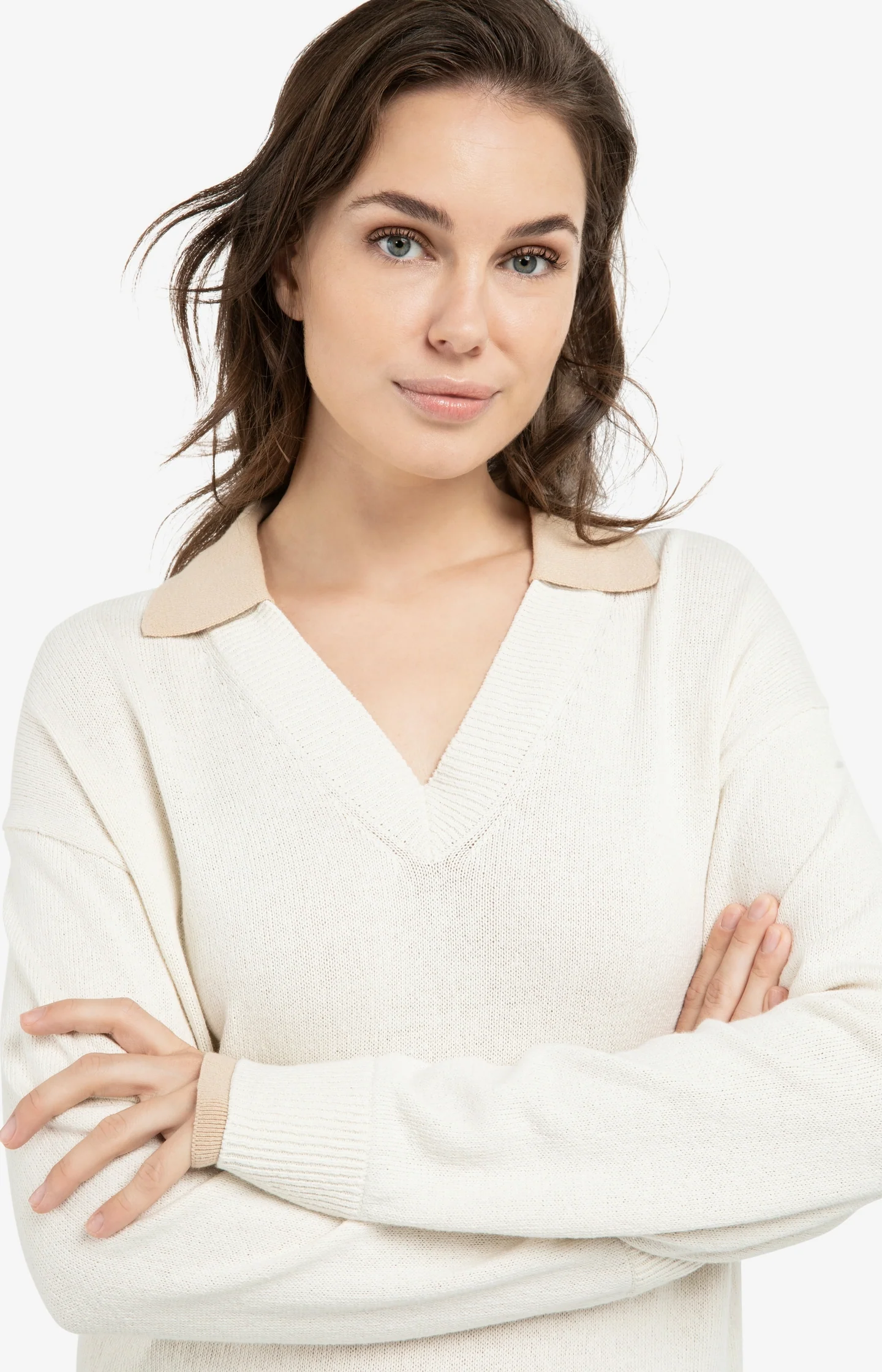 V-neck sweater with long sleeves and contrasting collar - Image 7