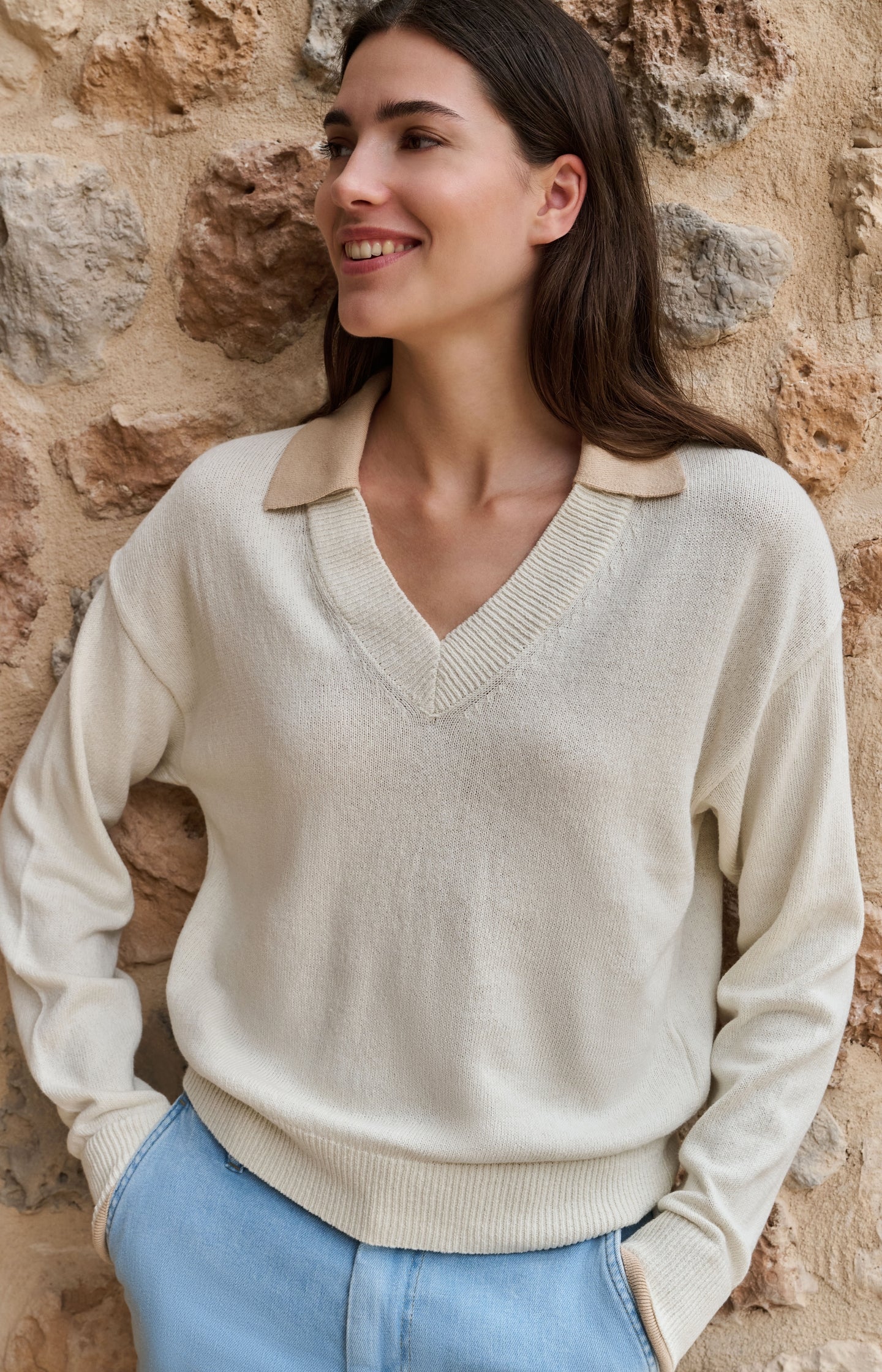 V-neck sweater with long sleeves and contrasting collar - Image 8