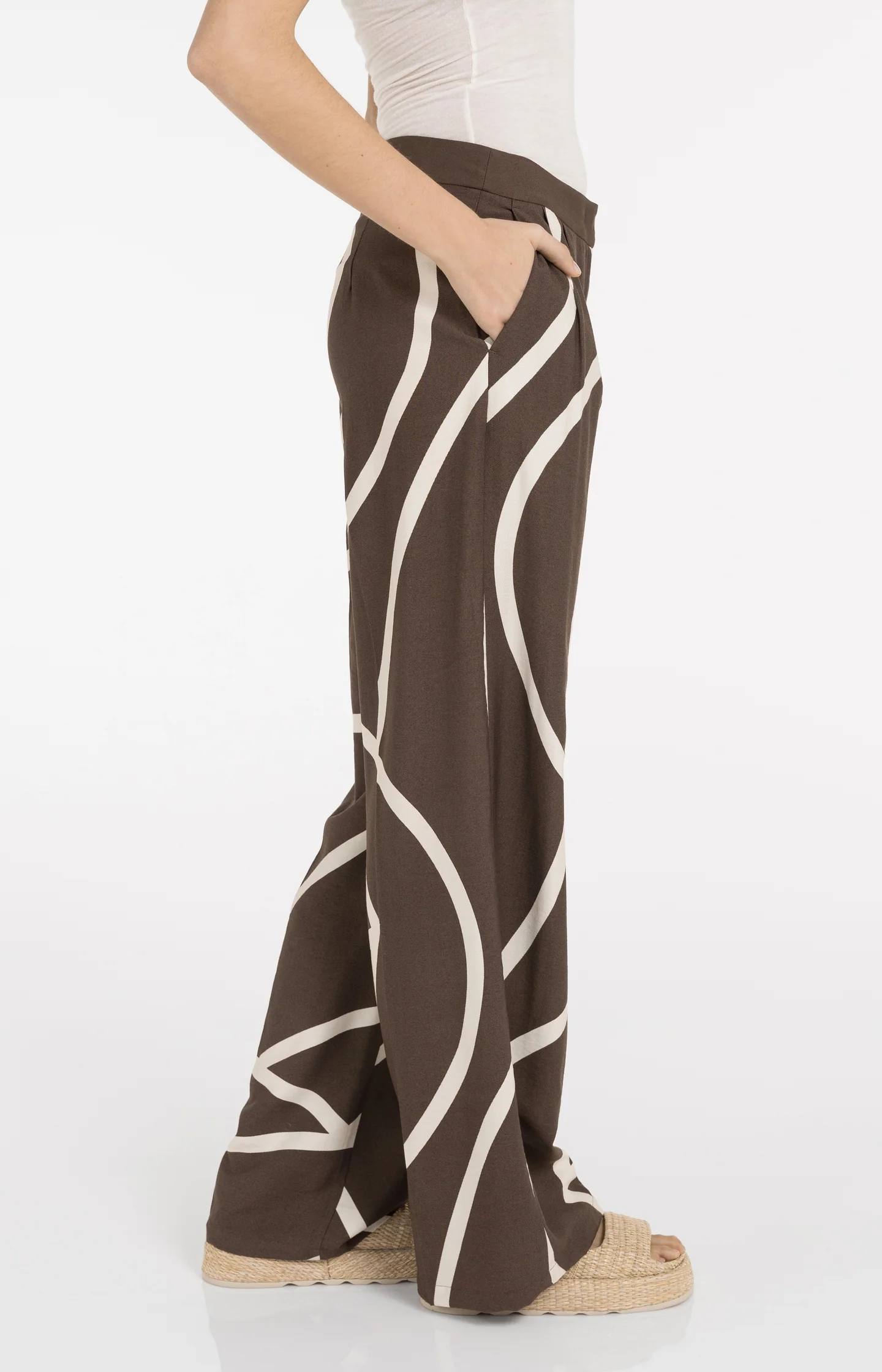 Woven trousers with wide legs and print - Image 4